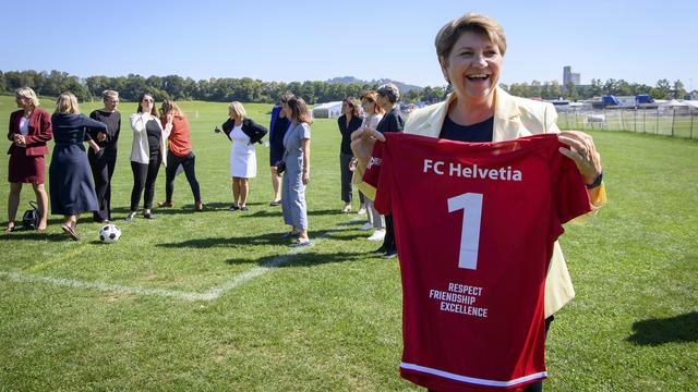 La conseillère fédérale Viola Amherd pose avec le maillot du FC Helvetia. [Keystone - Anthony Anex]