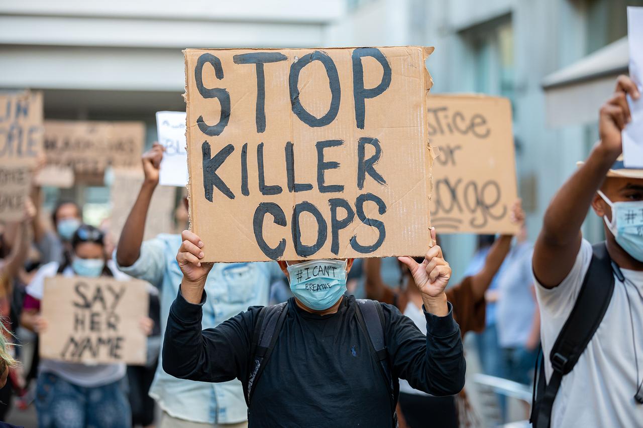 Partout dans le monde, des manifestations demandent que cessent les violences policières. [AFP - Alessandro Bremec]