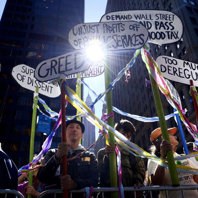 Manifestation à Zuccotti Park, New York, le 17 septembre 2013. Le mouvement "Occupy Wall Street" contre l'inégalité fiscale et les politiques gouvernementales a débuté à New York en 2011 et a suscité des mouvements similaires dans des villes des États-Unis et d'autres pays. [EPA / Keystone - Justin Lane]