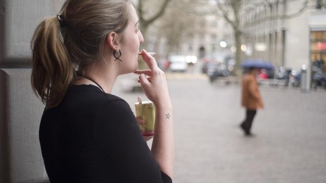 Le Tessin va réglementer les temps de la pause-clope dans l'administration (image d'illustration). [Keystone - Gaetan Bally]