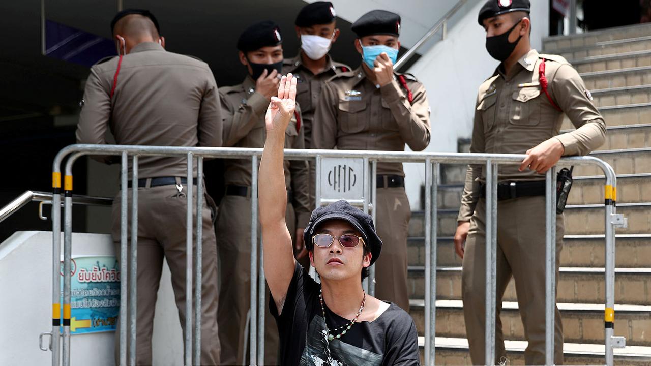 Un étudiant pro-démocratie proteste contre les arrestations devant un commissariat de Bankok, 20.08.2020. [Reuters - Athit Perawongmetha]