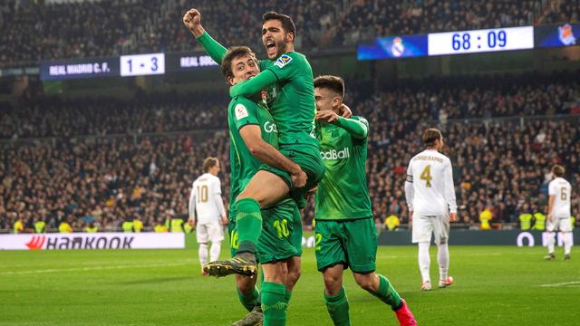 Mikel Merino (au centre) célèbre avec ses coéquipiers le 4e but de la Real Sociedad. [Rodrigo Jimenez]