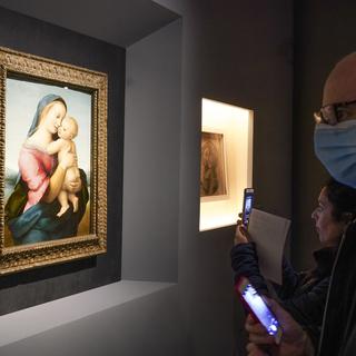 Mercredi 4 mars: cette Vierge à l'enfant de Raphaël exposée à Rome ne craint pas le coronavirus... [Keystone/AP Photo - Andrew Medichini]