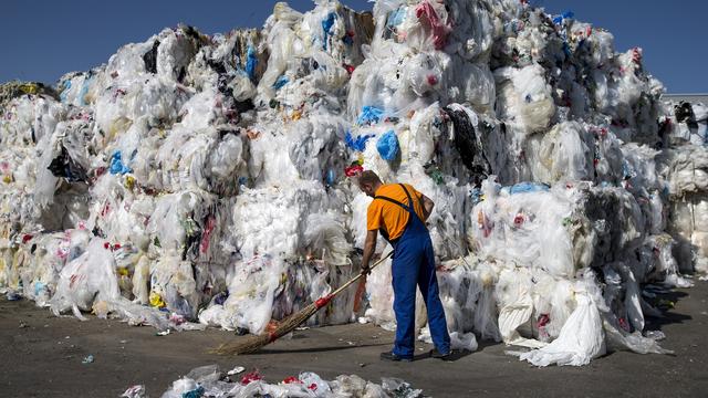 En Suisse, nous consommons environ un million de tonnes de matières plastiques par an, soit 125 kg par personne , selon l'Officie fédéral de la statistique. [Keystone - Alexandra Wey]