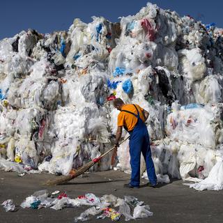 En Suisse, nous consommons environ un million de tonnes de matières plastiques par an, soit 125 kg par personne , selon l'Officie fédéral de la statistique. [Keystone - Alexandra Wey]