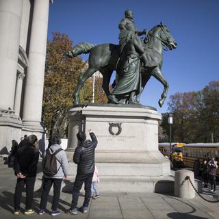 La statue de Théodore Roosevelt, à cheval et surplombant un Afro-américain et un Amérindien, est jugée raciste. [AP/Keystone - Mary Altaffe]