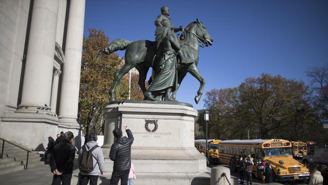 La statue de Théodore Roosevelt, à cheval et surplombant un Afro-américain et un Amérindien, est jugée raciste. [AP/Keystone - Mary Altaffe]