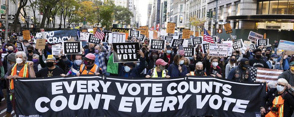 Des manifestants défilent à New York. [Keystone/EPA - Justin Lane]