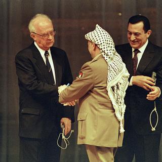 Le 4 mai 1994, signature de l'accord du Caire sur l'autonomie de Gaza et Jericho. [Keystone - AP Photo/Michel Euler]