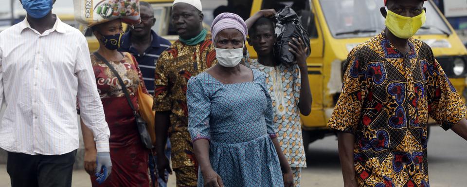 Passants dans une rue de Lagos, 04.05.2020. [AP/Keystone - Sunday Alamba]