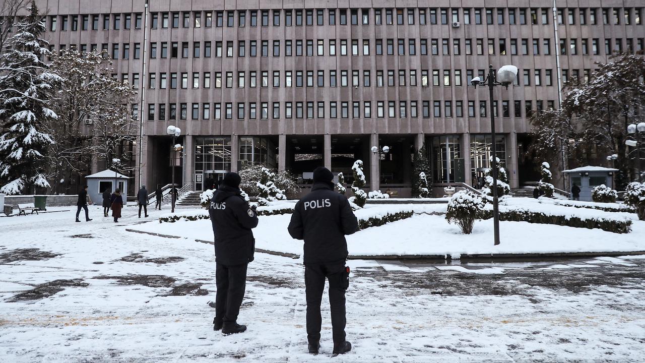 Deux officiers de police montent la garde devant le tribunal d'Ankara, le 8 janvier 2019. [Adem Altan - AFP]