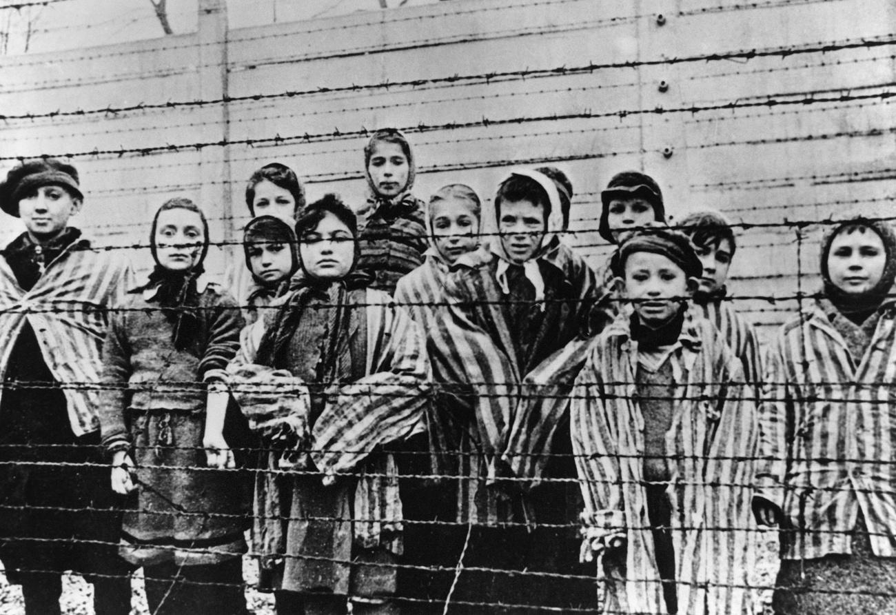 Des enfants au camp d'Auschwitz-Birkenau après la libération par l'Armée Rouge en janvier 1945. [AP Photo/Keystone - DR]