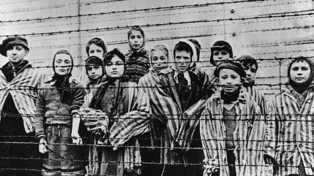 Des enfants au camp d'Auschwitz-Birkenau après la libération par l'Armée Rouge en janvier 1945. [AP Photo/Keystone - DR]