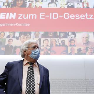 Karl Voegeli, président de l'Association suisse des aînés, lors de la conférence de presse de lancement de la campagne contre une identité électronique. [Keystone - Peter Klaunzer]