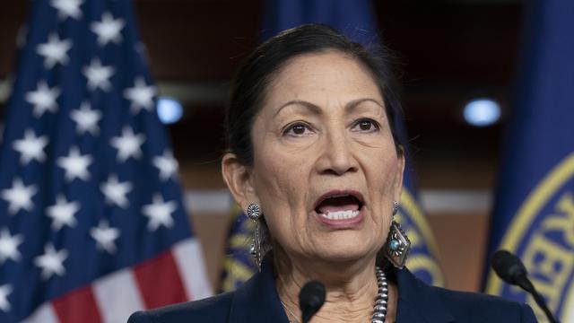 Deb Haaland est la première Amérindienne de l'histoire à occuper un poste ministériel aux Etats-Unis. [AP Photo/J. Scott Applewhite, File]