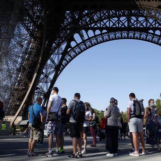 Jeudi 25 juin: après sa plus longue fermeture depuis la fin de la Seconde guerre mondiale, la Tour Eiffel a rouvert à Paris. [Keystone/AP Photo - Thibault Camus]