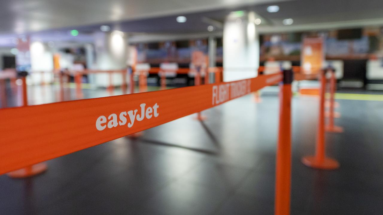 Les files d'embarquement vides de la compagnie aérienne Easyjet, le 4 avril 2020 à l'aéroport de Bâle-Mulhouse. [Keystone - Georgios Kefalas]