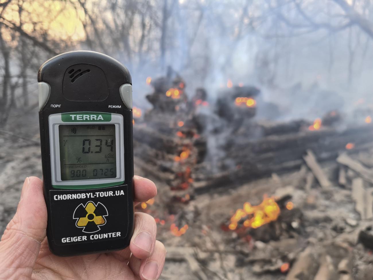 Un compteur Geiger montre une hausse du niveau de radiation dans la zone d'exclusion près de Tchernobyl. [Keystone - Yaroslav Yemelianenko/AP]