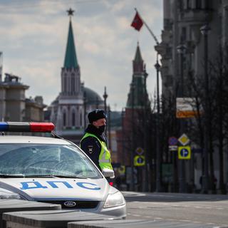 Un officier de police russe dans les rues de Moscou. [Keystone - EPA/ Yuri Kochetkov]