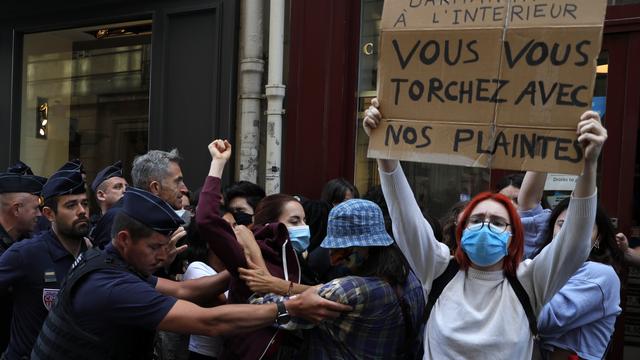 Des CRS repoussent une manifestation de militantes féministes à Paris, qui s'opposent à la nomination de Gérard Darmanin comme ministre de l'Intérieur, ce dernier étant accusé de viol. [AFP - GEOFFROY VAN DER HASSELT]