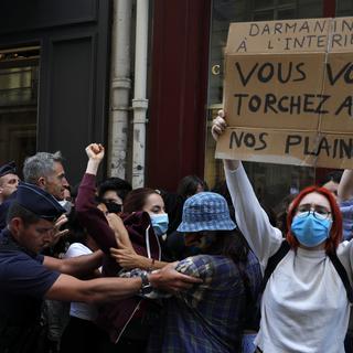 Des CRS repoussent une manifestation de militantes féministes à Paris, qui s'opposent à la nomination de Gérard Darmanin comme ministre de l'Intérieur, ce dernier étant accusé de viol. [AFP - GEOFFROY VAN DER HASSELT]