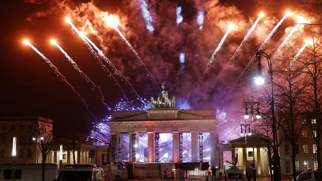 Le ciel s'embrase à Berlin, au-dessus de la Porte de Brandebourg. [afp - Odd Andersen]