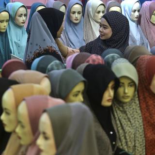 Une femme dans un magasin de voiles à Kuala Lumpur, capitale de la Malaisie. [AP Photo/Keystone - Sadiq Asyraf]