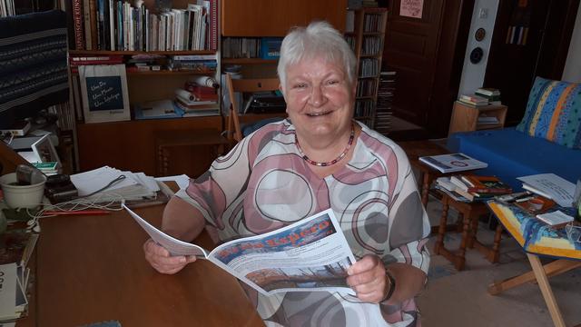 Mireille Grosjean, présidente de la ligue des enseignants d’espéranto, a reçu Bastien von Wyss dans son salon aux Brenets. [Bastien von Wyss]