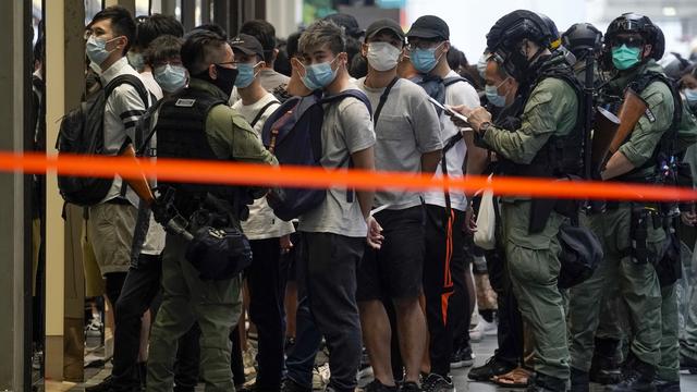 Des dizaines de personnes ont été arrêtées à Hong Kong lors de la fête nationale de la Chine. [Keystone - AP Photo/Kin Cheung]