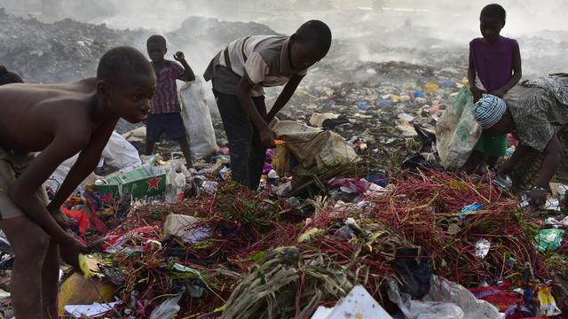 Des enfants cherchant des objets de valeur dans une décharge à Freetown en Sierra Leone. [AFP - ISSOUF SANOGO]