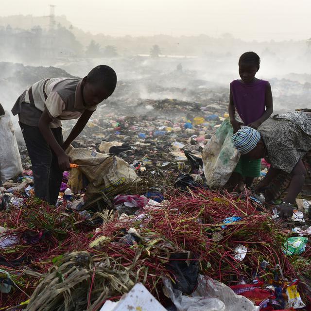 Des enfants cherchant des objets de valeur dans une décharge à Freetown en Sierra Leone. [AFP - ISSOUF SANOGO]