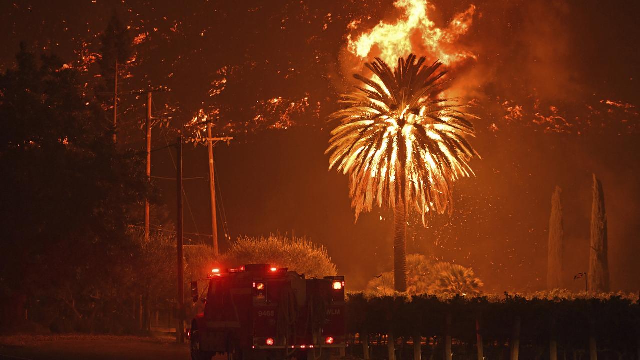 Les pompiers luttent toujours pour contrer le "Glass Fire" en Californie. [Keystone - Jose Carlos Fajardo]