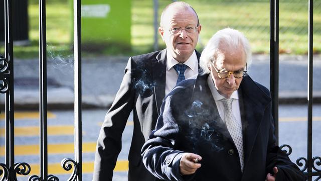 Jean-Luc Addor à son arrivée au tribunal à Sion avec Me Marc Bonnant, 06.03.2020. [Keystone - Jean-Christophe Bott]