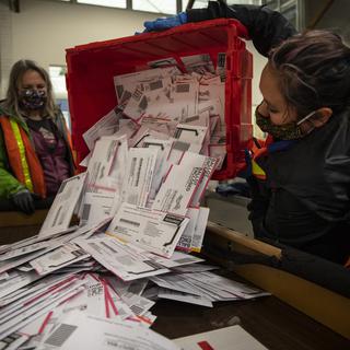 Des bulletins de vote dans un bureau de vote dans l'Oregon. [Keystone/AP Photo - Paula Bronstein]