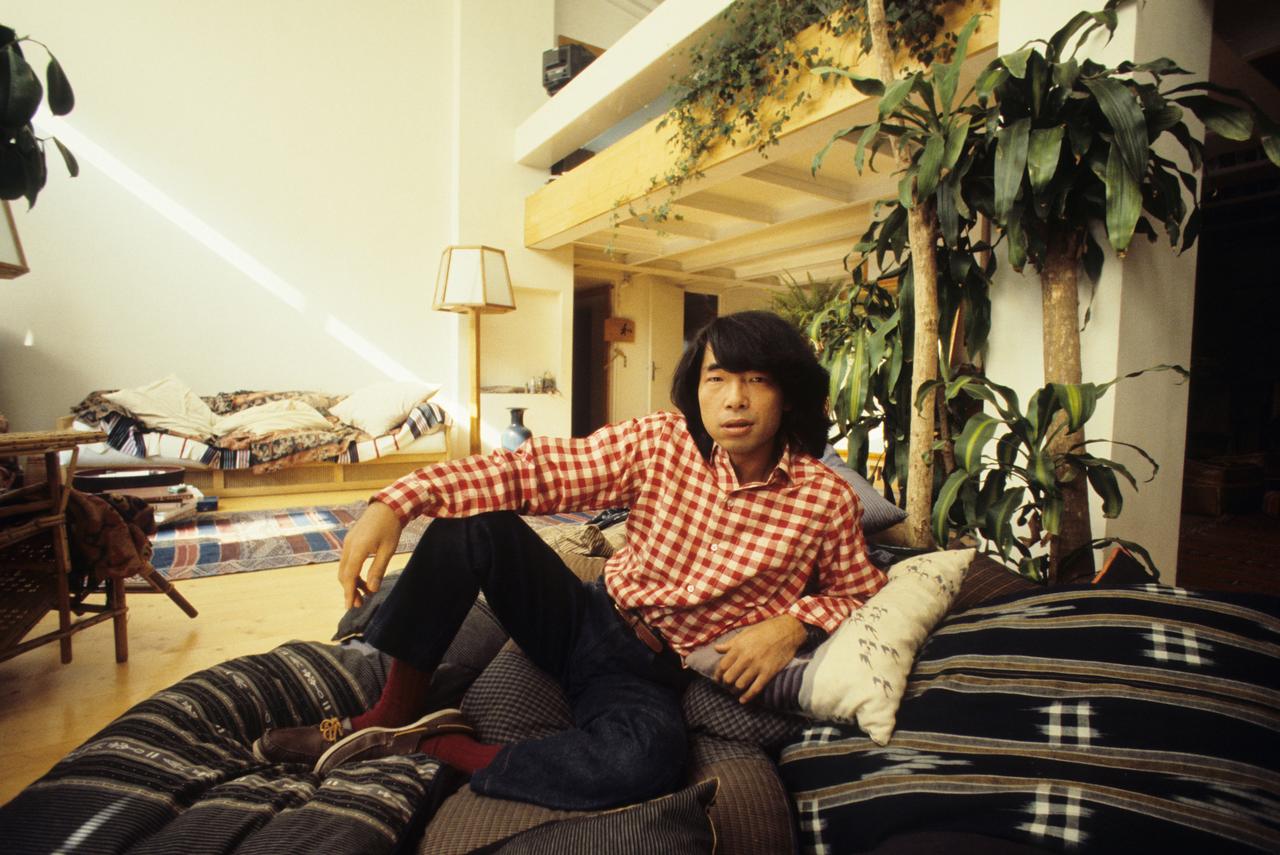 Le créateur de mode Kenzo Takada dans son appartement à Paris en 1978. [AFP - Jean-Régis Roustan]