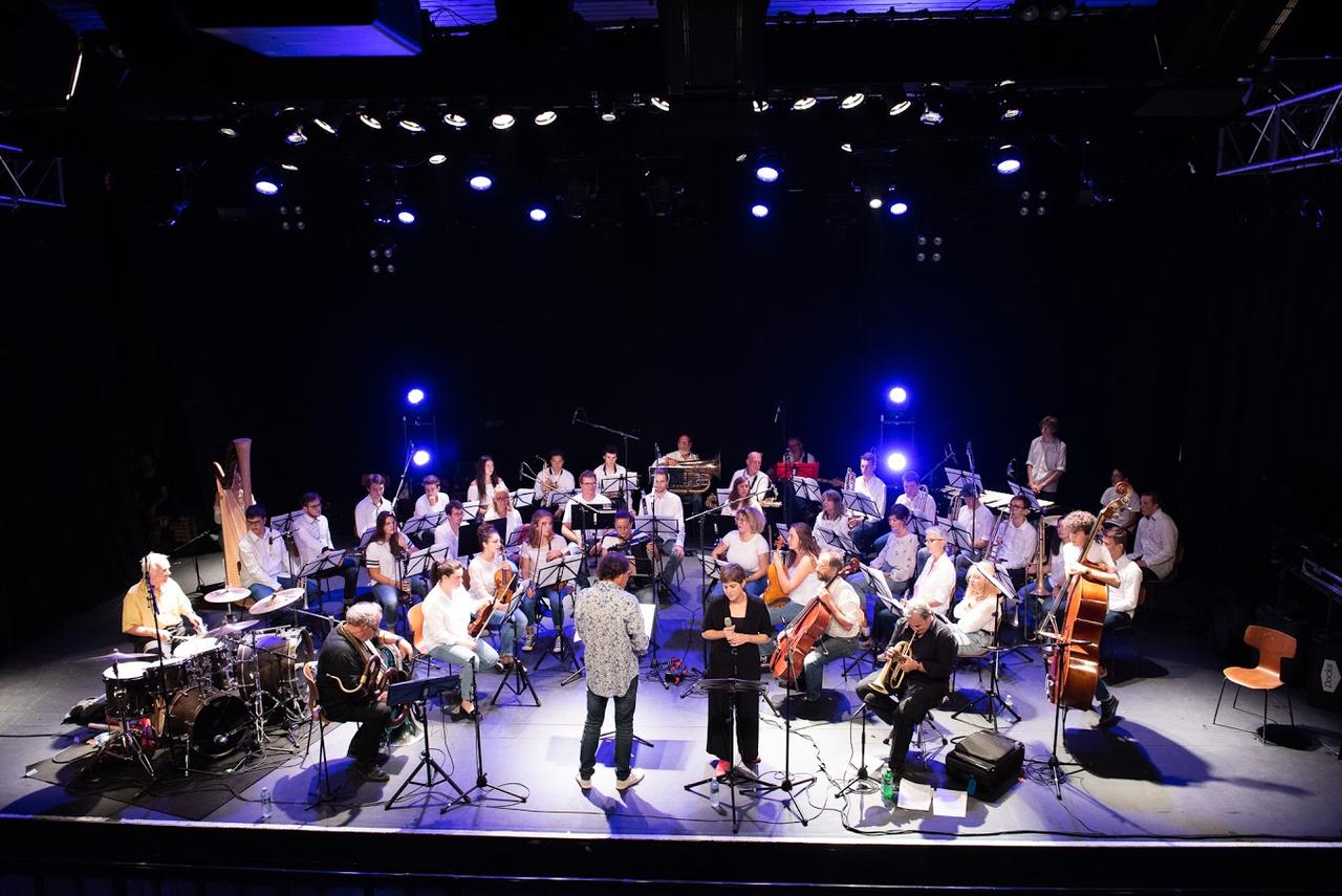 Fanfaribole, une création de la fanfare de rue du Conservatoire cantonal du Valais, aux Docks de Lausanne dans le cadre du Festival Label Suisse, le 19 septembre 2020. [Label Suisse 2020 - Lauren Pasche]