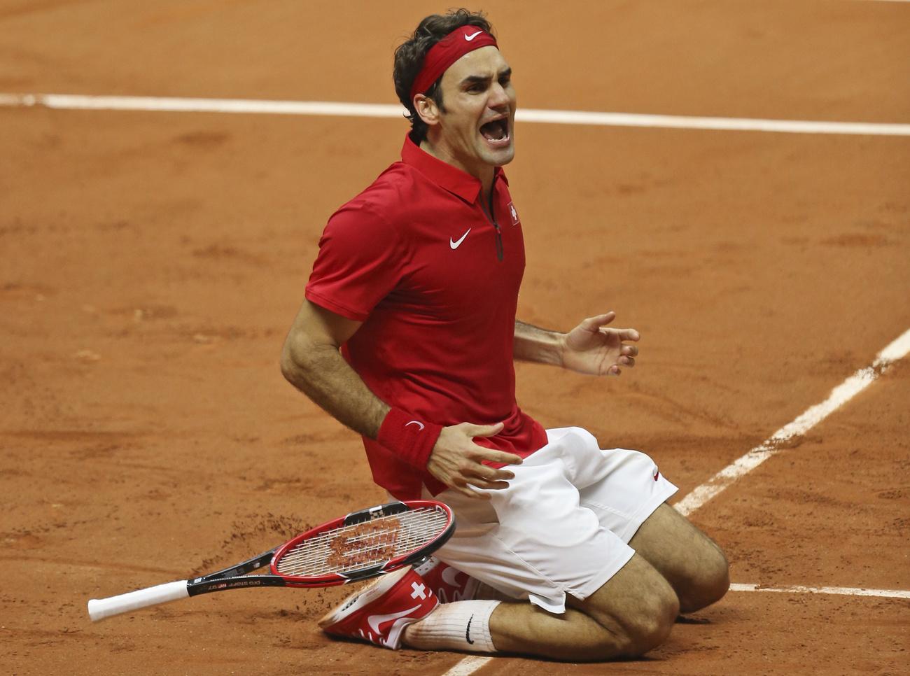 Roger Federer est à terre, mais pour de bonnes raisons; la Suisse enlève la Coupe Davis 2014. [AP - Peter Dejong]