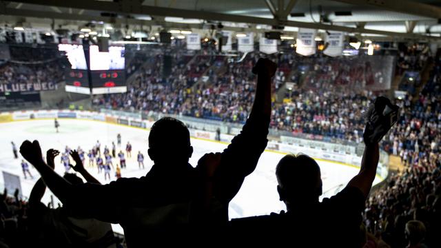 Des fans de hockey dans la patinoire de Kloten, le 21 avril 2018. [Keystone - Patrick B. Kraemer]