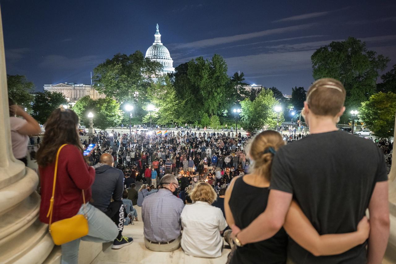 Des Américains réunis autour de la Cour suprême pour honorer la mémoire la juge Ruth Bader Ginsburg le 18 septembre 2020. [Keystone - EPA/JIM LO SCALZO]