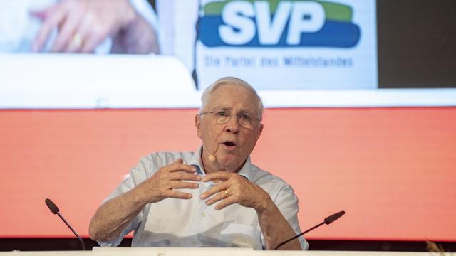 Christoph Blocher veut faire don de la rente qu'il réclame. [Keystone - Urs Flueeler]