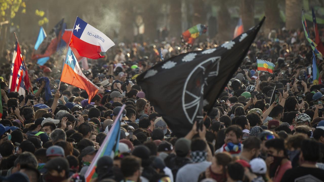 Des manifestants dans la rue de la capitale chilienne Santiago, pour protester contre le président Sebastian Pinera et réclamer plus de justice sociale, le 6 mars 2020. [AFP - Martin Bernetti]