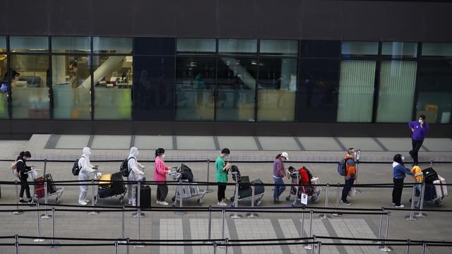 Jeudi, la Chine a annoncé la suspension de ses liaisons aériennes avec le Royaume-Uni. [Tolga Akmen / AFP]