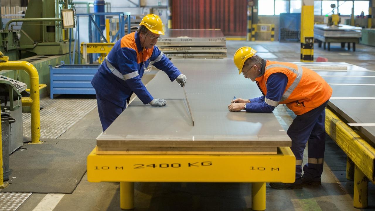 Des ouvriers travaillent dans l'usine d'aluminium Constellium à Sierre. [Keystone - Jean-Christophe Bott]
