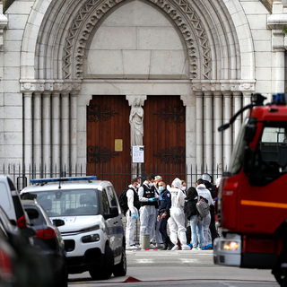 La police scientifique devant l'église où s'est déroulée l'attaque à Nice, 29.10.2020. [Keystone - Eric Gaillard]