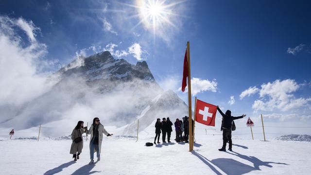 Des touristes au Jungfraujoch, dans les Alpes bernoises. [Keystone - Anthony Anex]