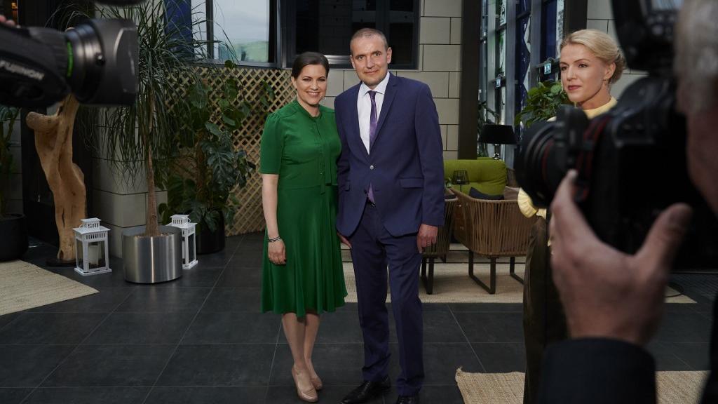 Le président islandais réélu Gudni Johannesson et son épouse Eliza Reid, après l'annonce du scrutin, le 27 juin 2020 à Reykjavik. [AFP - Halldor Kolbeins]