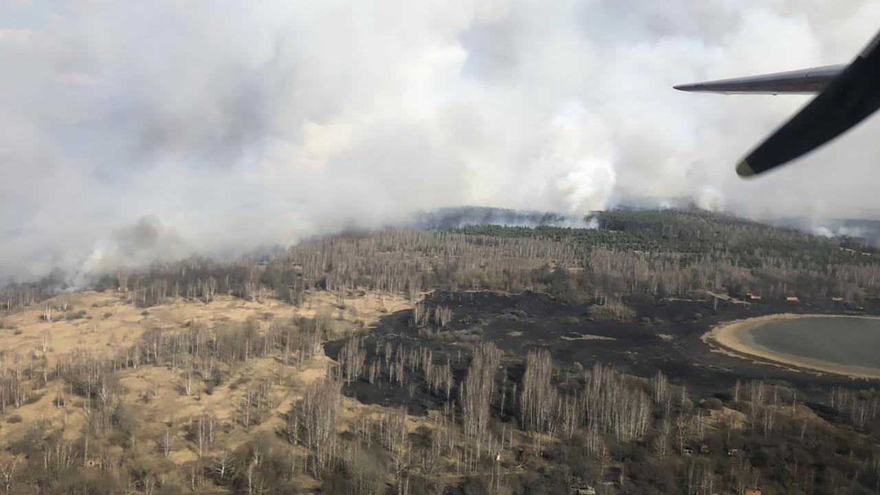 Un feu de forêt dans la région de Tchernobyl. [Keystone - AP/Emergency Situation Ministry]