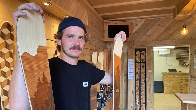 Lucas Bessard fabrique des skis dans son atelier à Cuarnens. [Floriane Galaud]