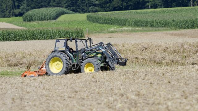 Travaux agricoles dans un champ bernois. [Keystone - Marcel Bieri]