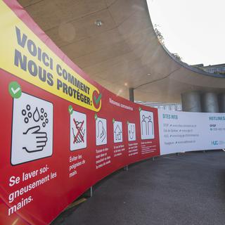 Le panneau géant installé à l'entrée des HUG à Genève. [Keystone - Martial Trezzini]